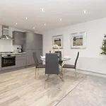 Brand New! Contemporary 2-Bed Flat - Sleeps 4 - Free Parking